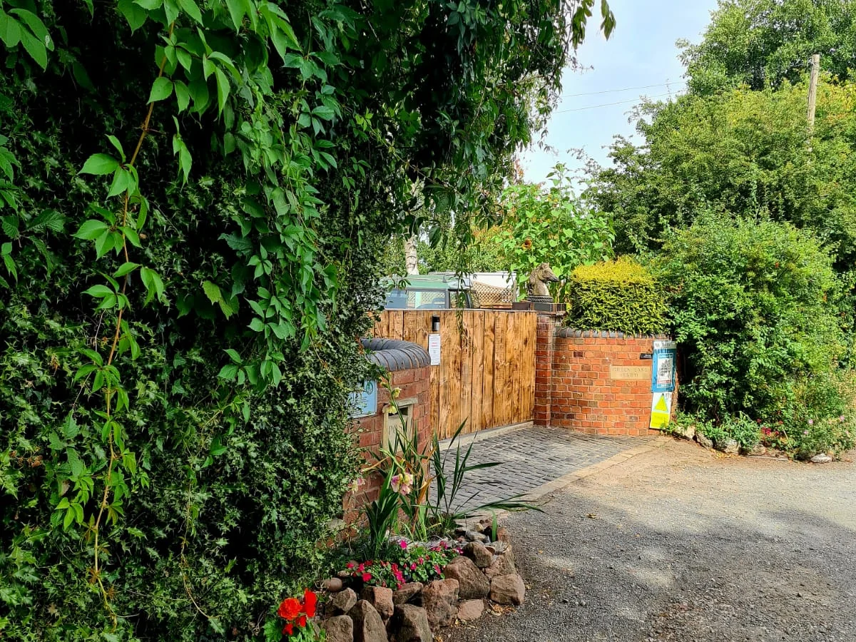 Leafy drive and countryside setting at Glanfar Meadows